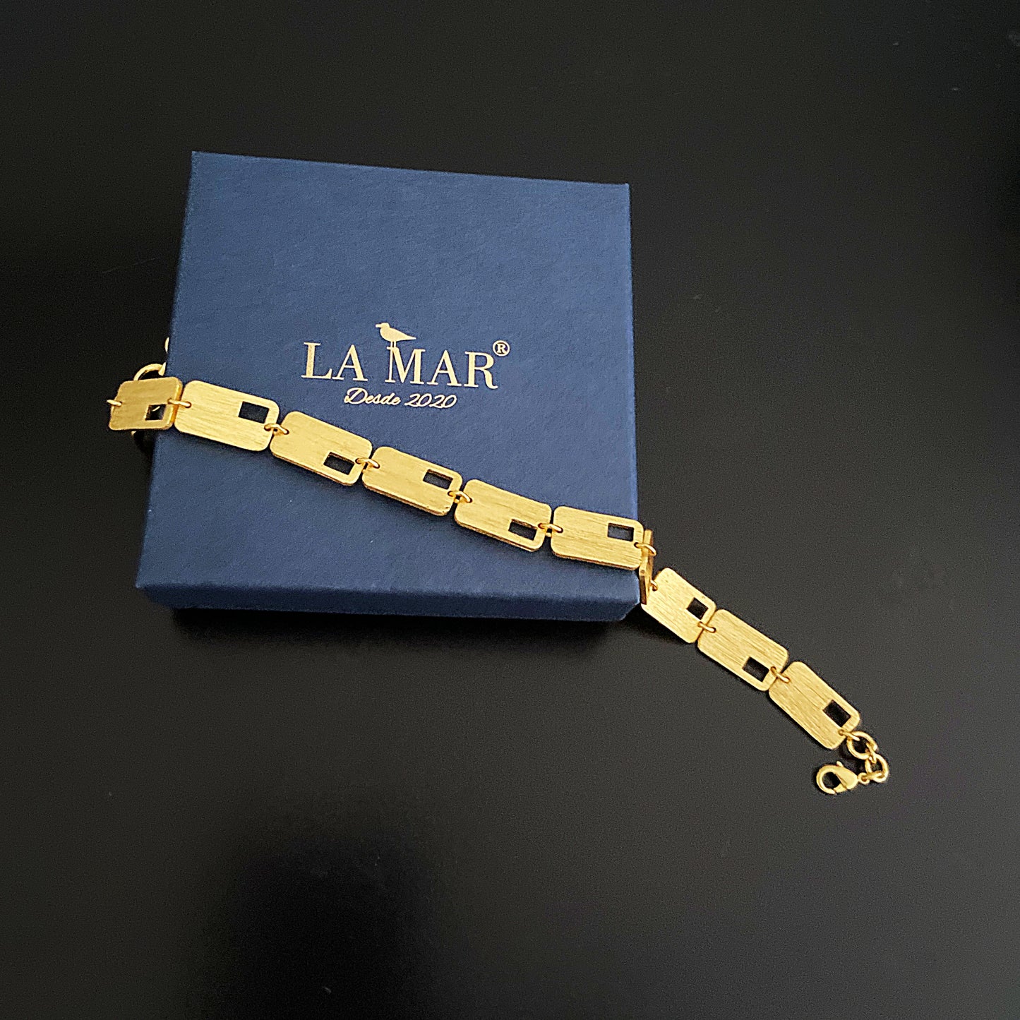 Gargantilla de diseño EL BESO, bañada en oro