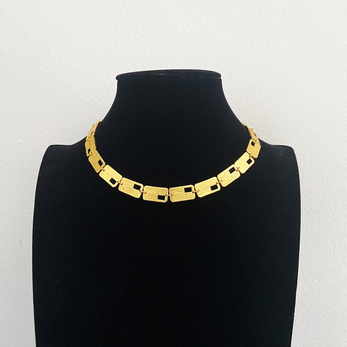 Gargantilla de diseño EL BESO, bañada en oro