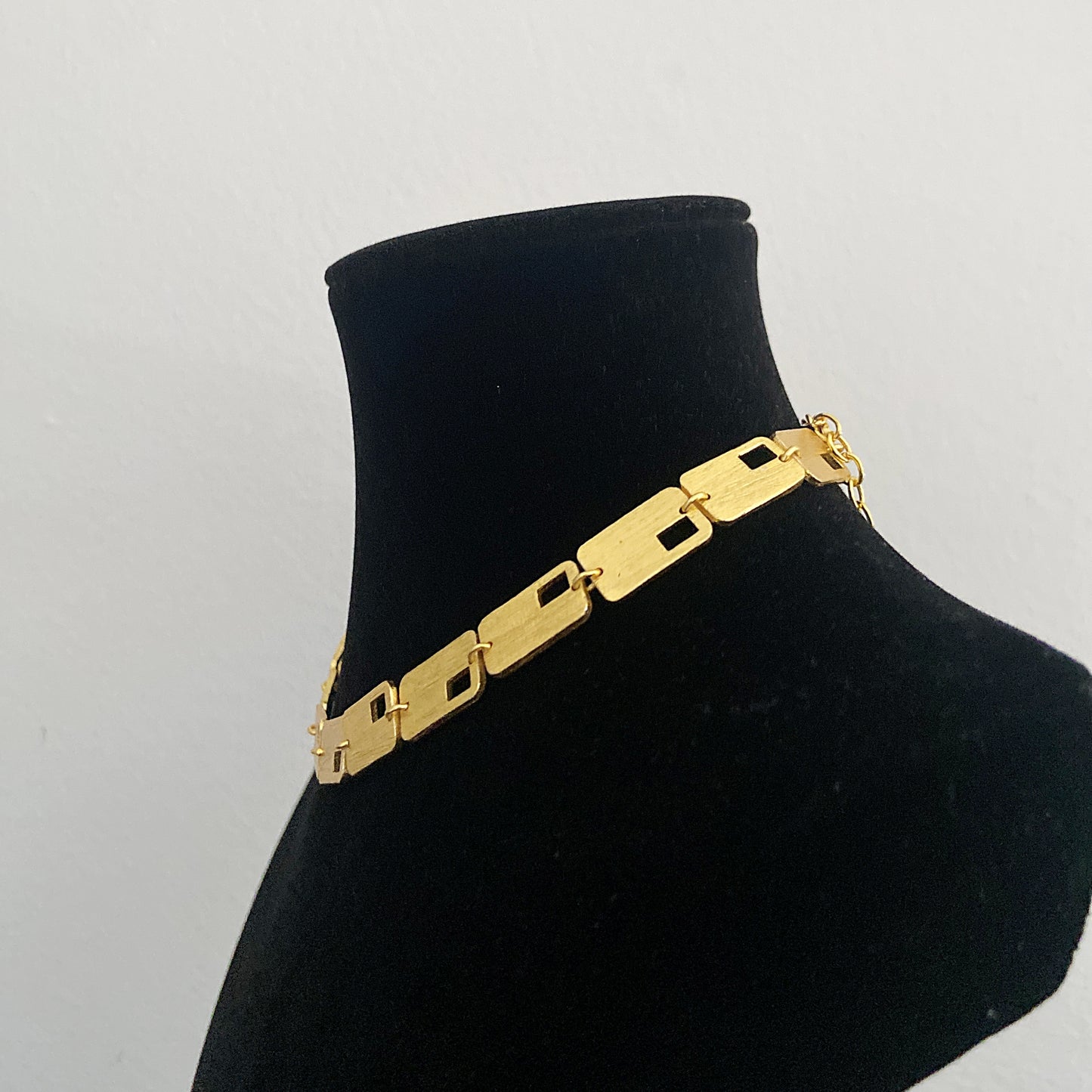 Gargantilla de diseño EL BESO, bañada en oro