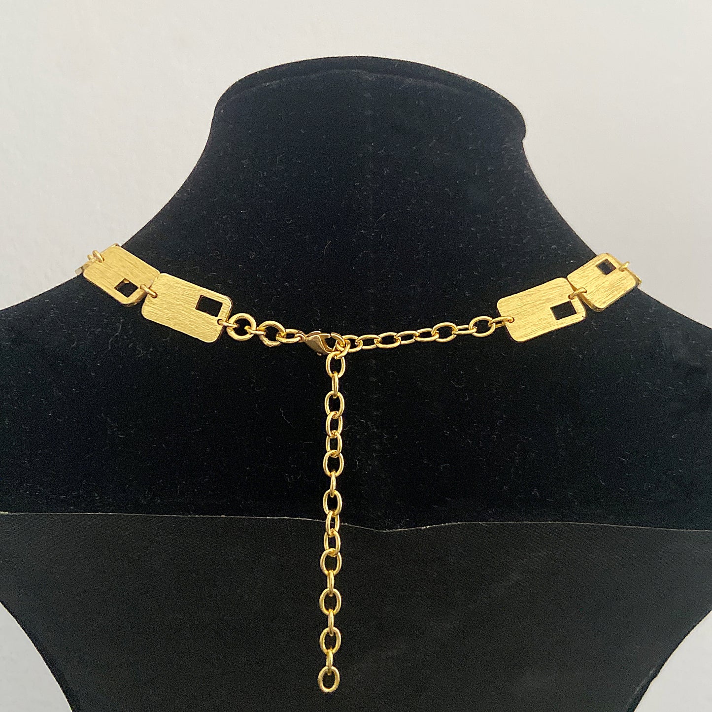 Gargantilla de diseño EL BESO, bañada en oro