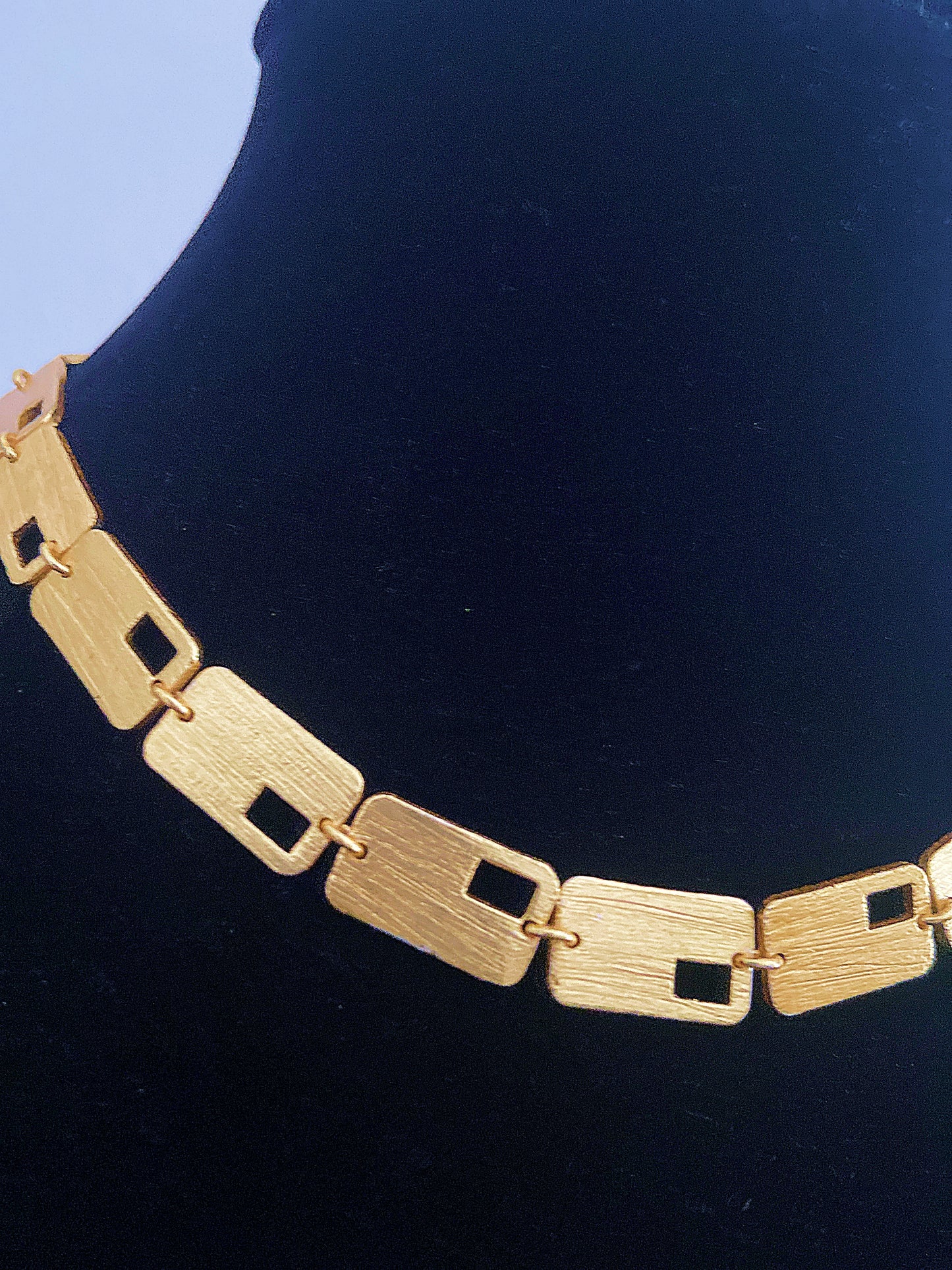 Gargantilla de diseño EL BESO, bañada en oro