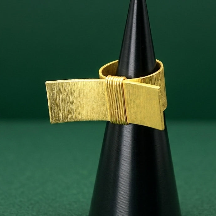 Anillo OBI bañado en oro - Diseño con carácter