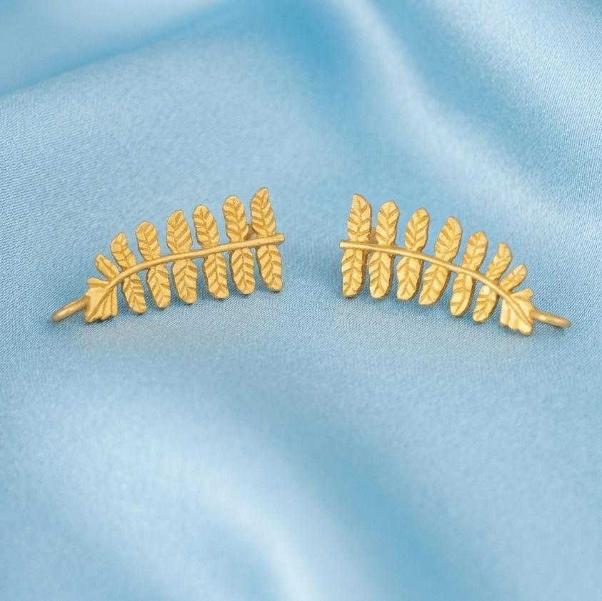 Pendientes HELECHO bañados en oro - Diseño con carácter
