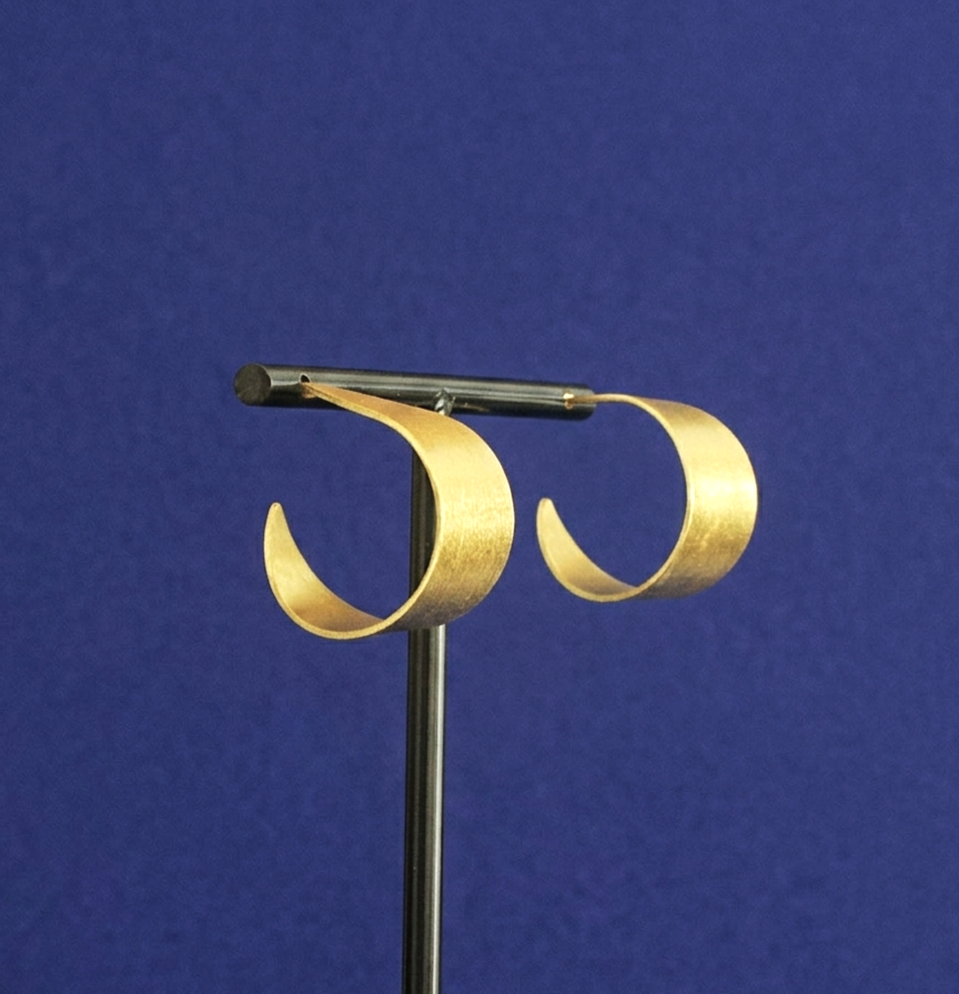 Pendientes ONDE bañados en oro - Diseño con carácter