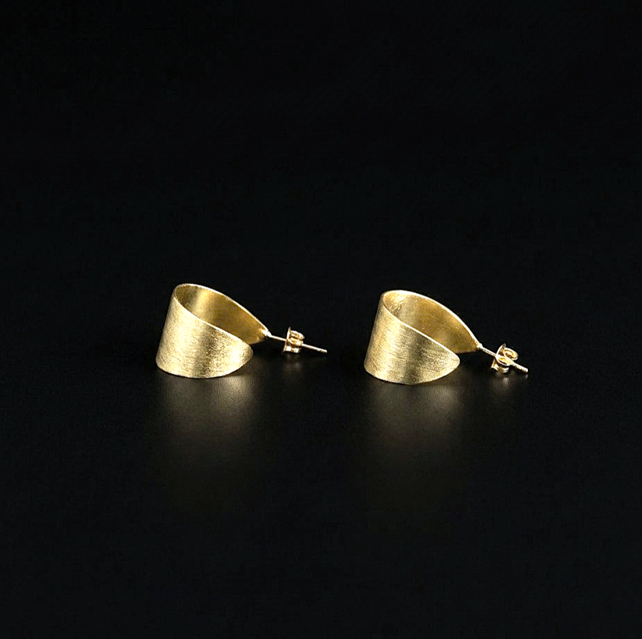 Pendientes ONDE bañados en oro - Diseño con carácter