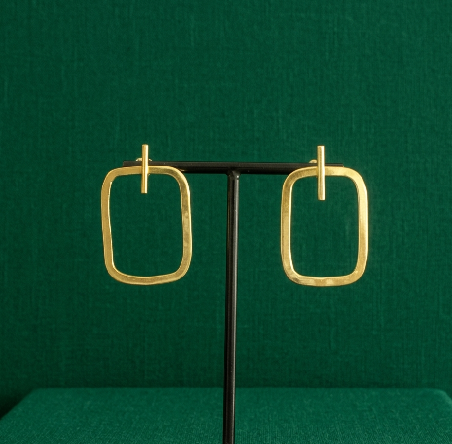 Pendientes STELLA bañados en oro - Diseño con carácter