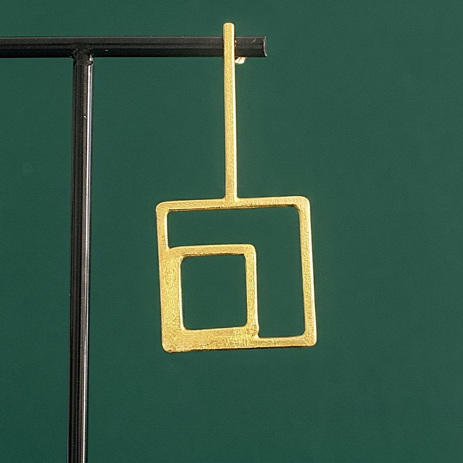 Pendientes FINESTRA bañados en oro - Diseño con carácter