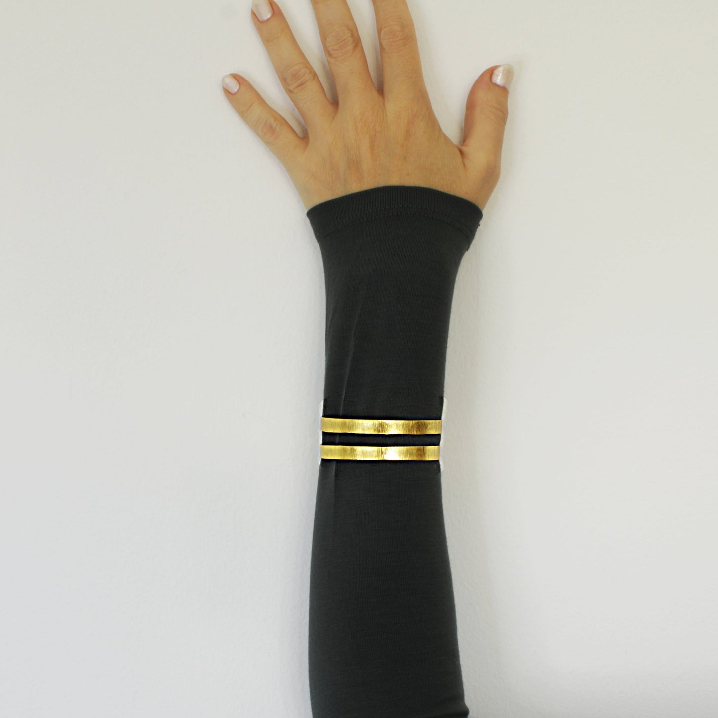 Brazalete SAETERA bañado en oro - Diseño con carácter