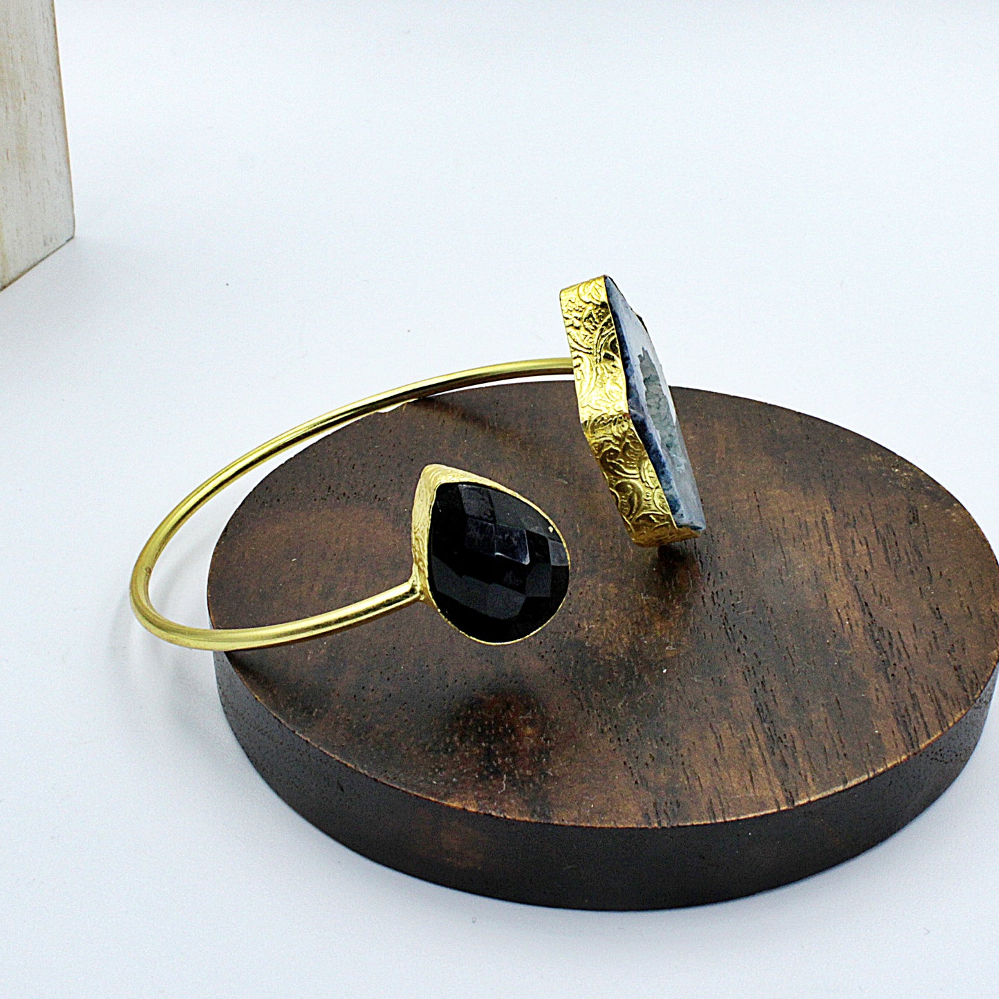 Brazalete 2 piedras celeste y negra - onix y cuarzo ágata bañado en oro