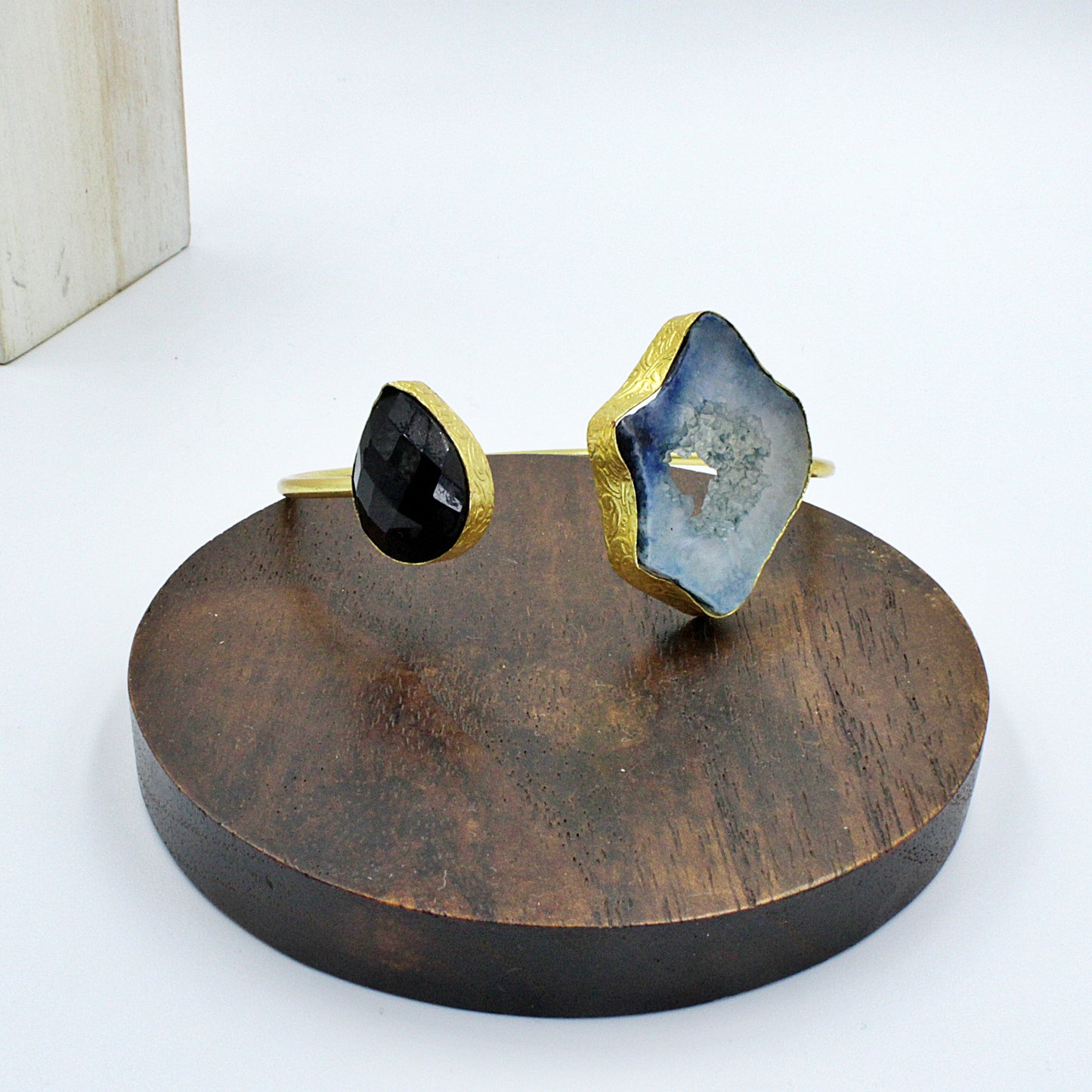 Brazalete 2 piedras celeste y negra - onix y cuarzo ágata bañado en oro
