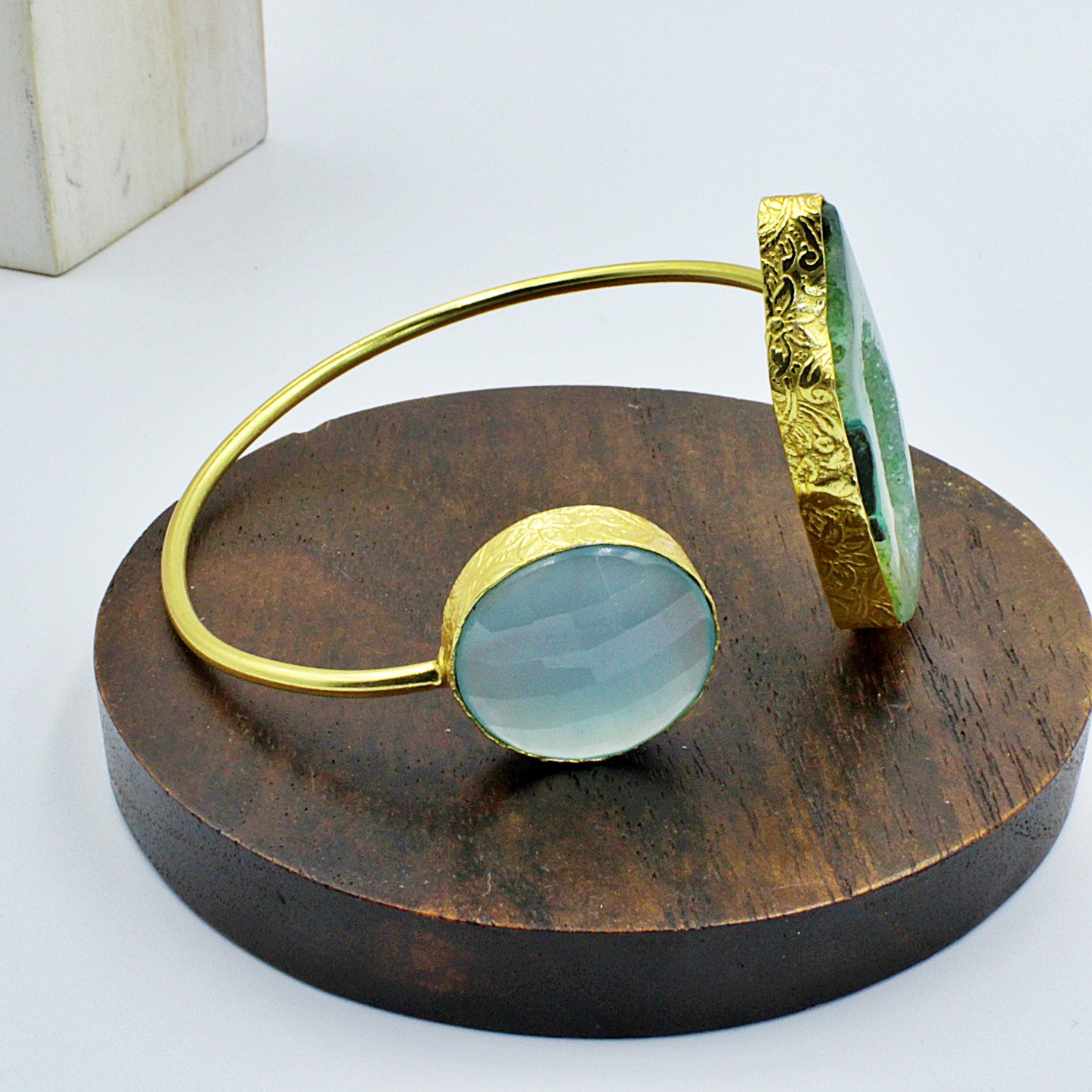Brazalete 2 piedras celeste y verde - calcedonia y cuarzo ágata bañado en oro
