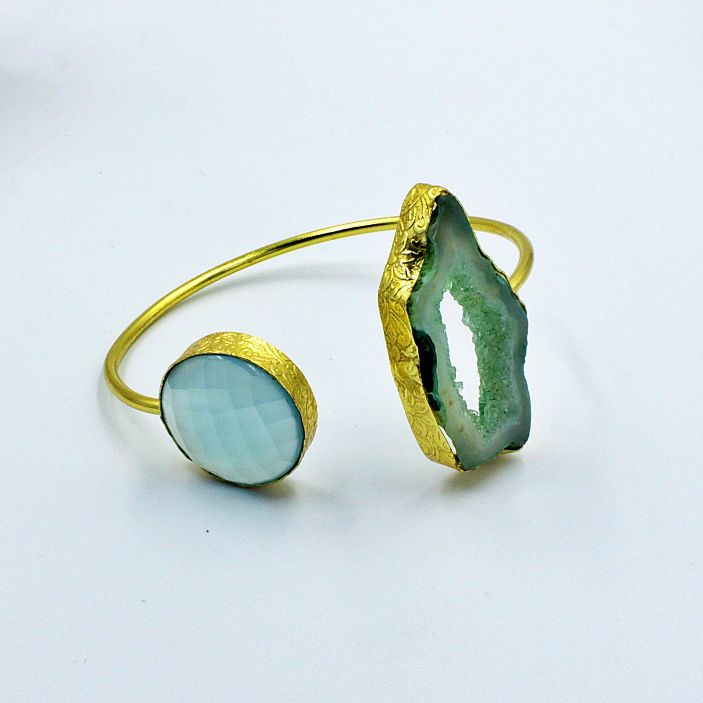 Brazalete 2 piedras celeste y verde - calcedonia y cuarzo ágata bañado en oro