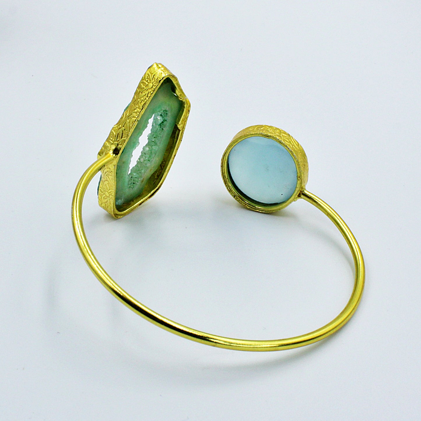 Brazalete 2 piedras celeste y verde - calcedonia y cuarzo ágata bañado en oro