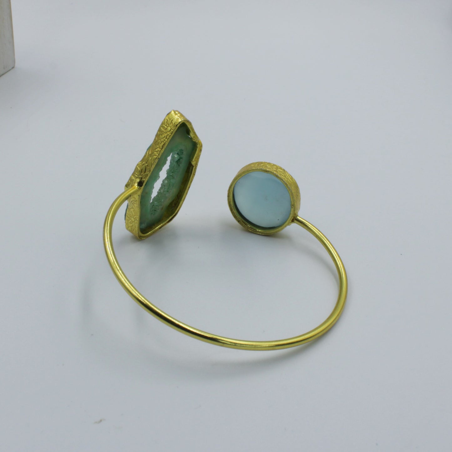Brazalete 2 piedras celeste y verde - calcedonia y cuarzo ágata bañado en oro