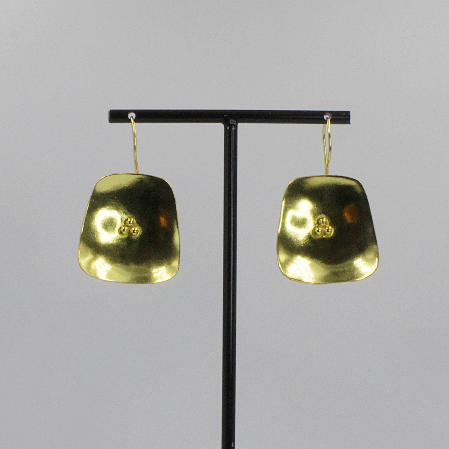 Pendientes PLATZ bañados en oro - Diseño con carácter