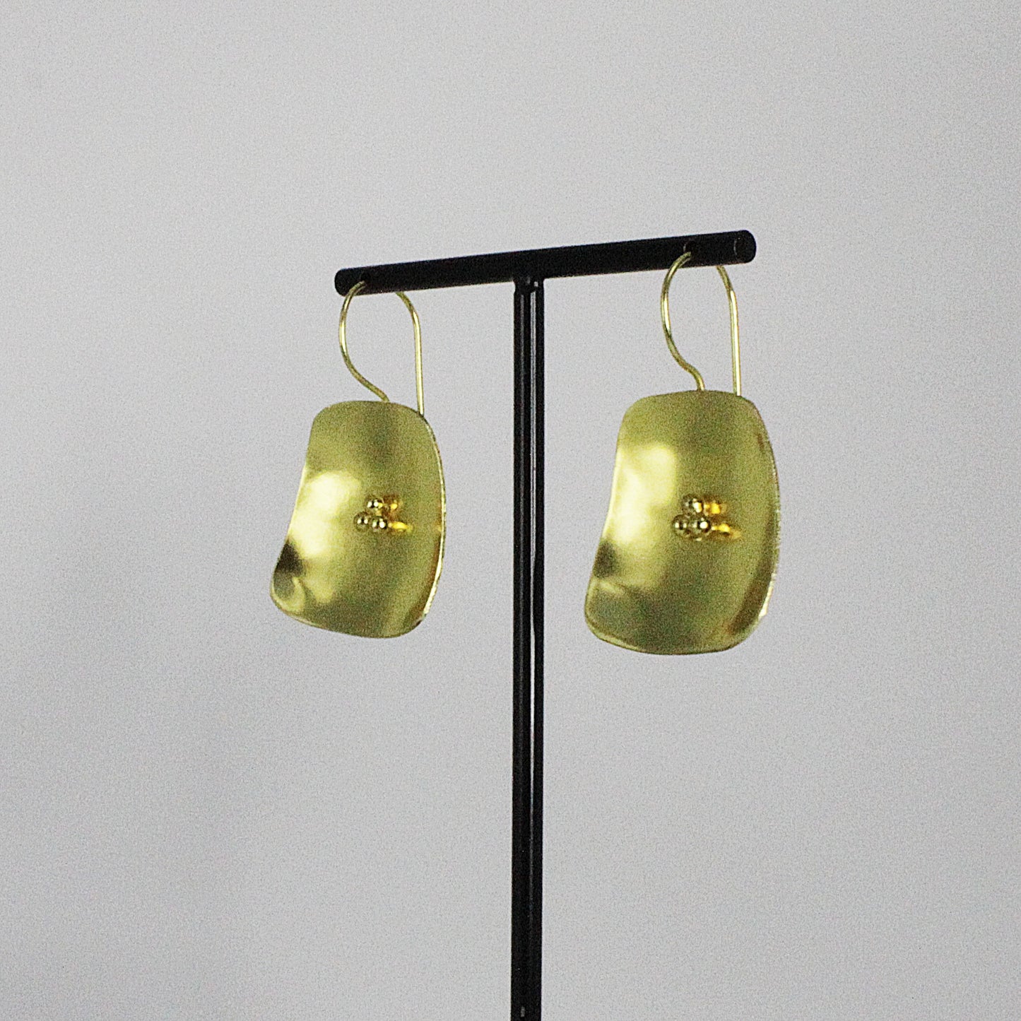 Pendientes PLATZ bañados en oro - Diseño con carácter