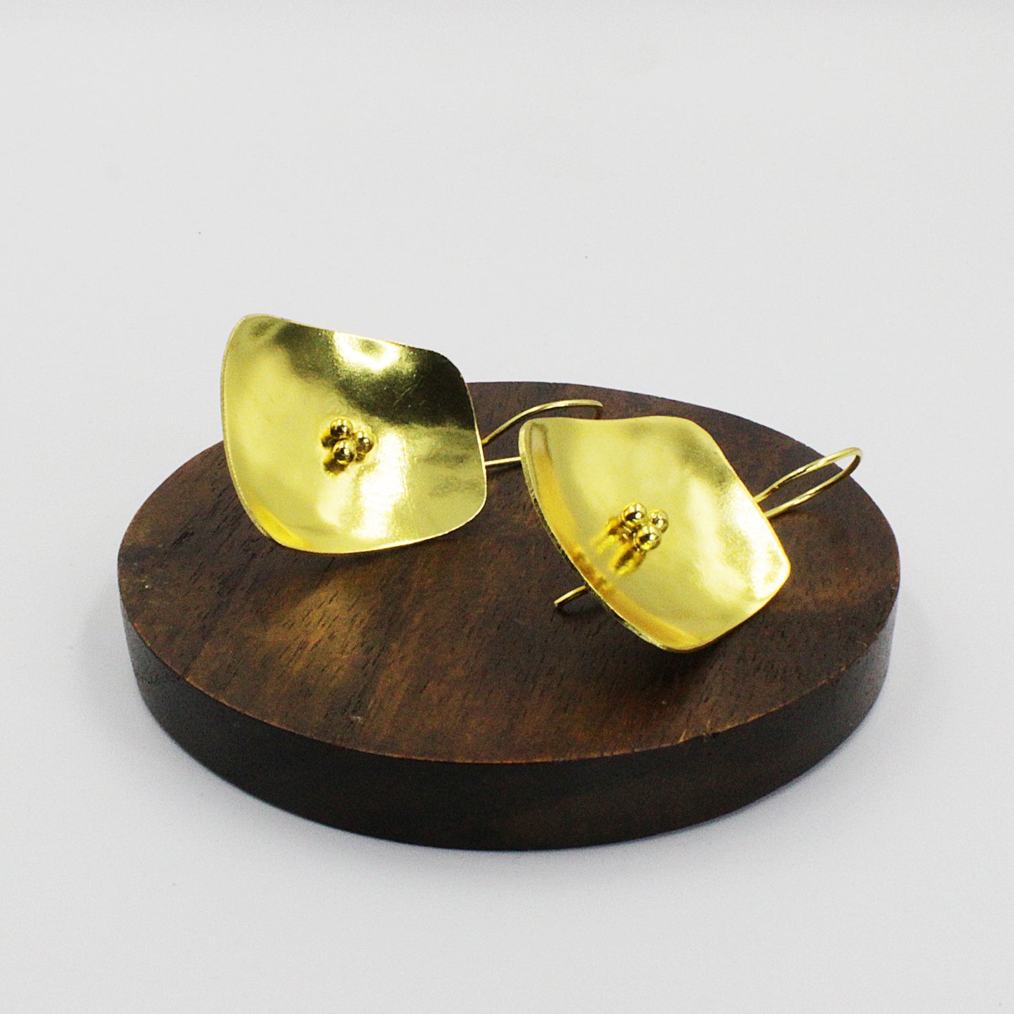 Pendientes PLATZ bañados en oro - Diseño con carácter