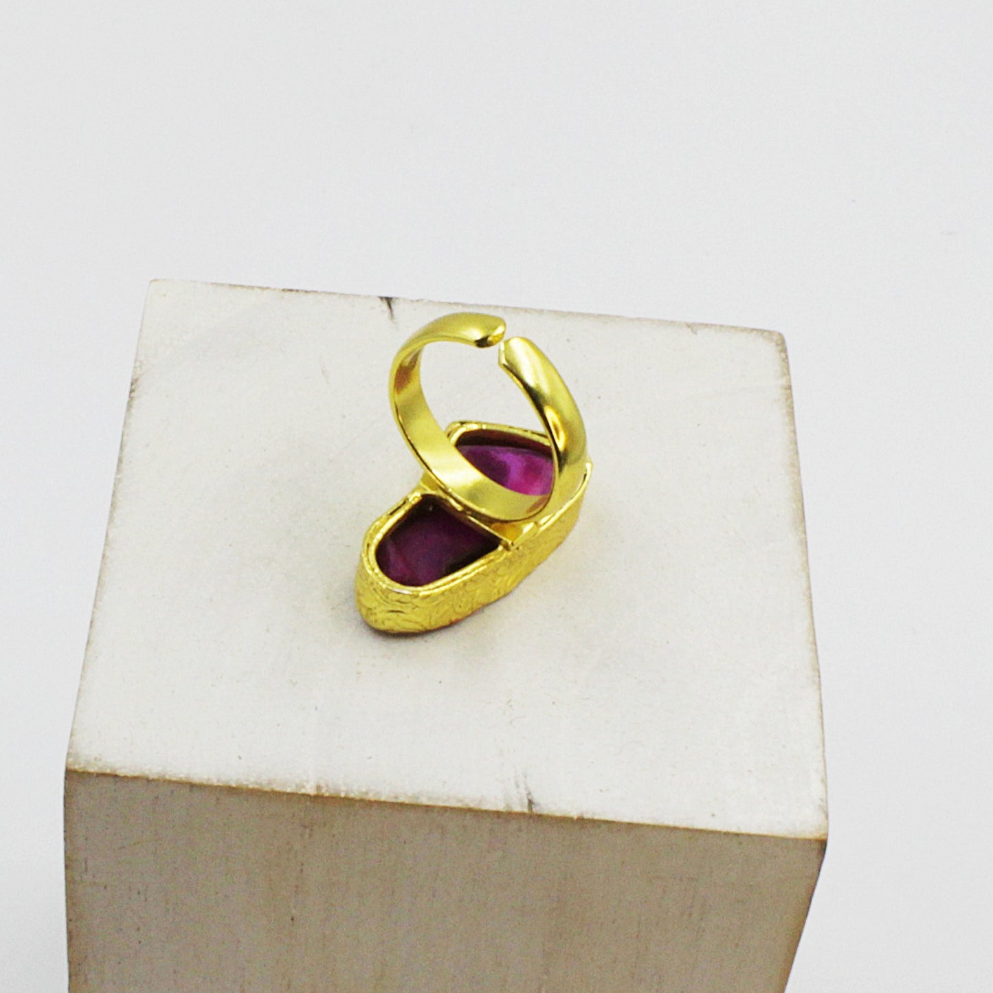 Anillo 1 piedra rosa - cuarzo ágata bañado en oro