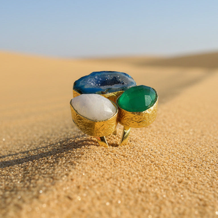 Anillo 3 piedras semipreciosas azul, verde, blanca - bañado en oro