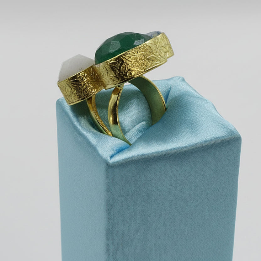 Anillo 3 piedras semipreciosas azul, verde, blanca - bañado en oro