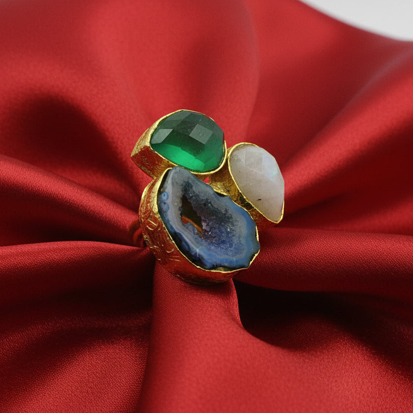 Anillo 3 piedras semipreciosas azul, verde, blanca - bañado en oro