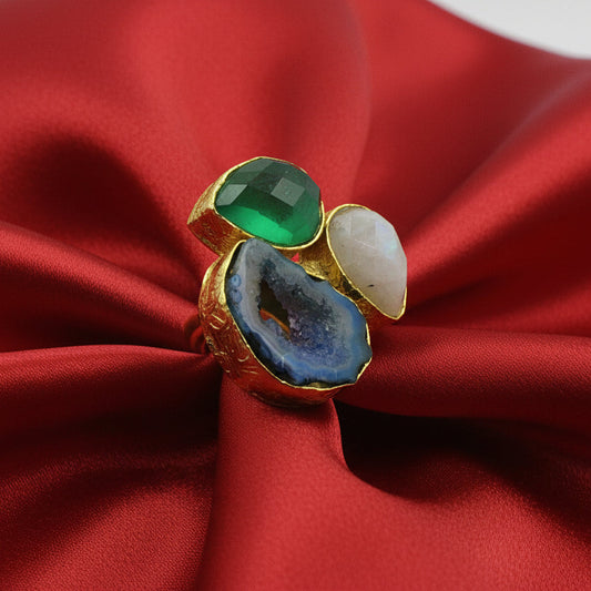 Anillo 3 piedras semipreciosas azul, verde, blanca - bañado en oro