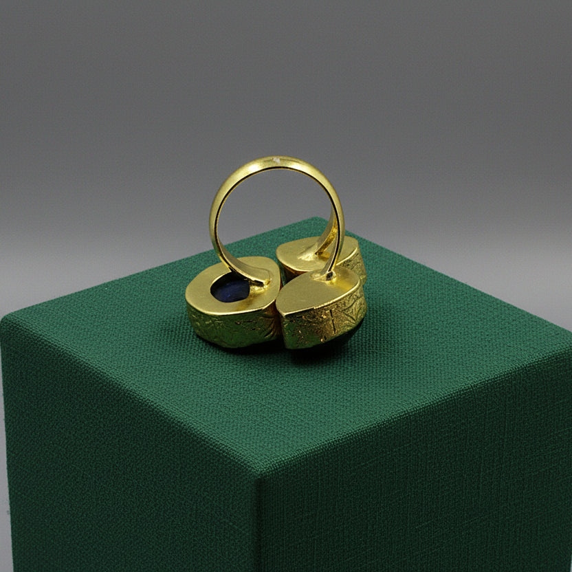 Anillo 3 piedras semipreciosas azul, verde, blanca - bañado en oro