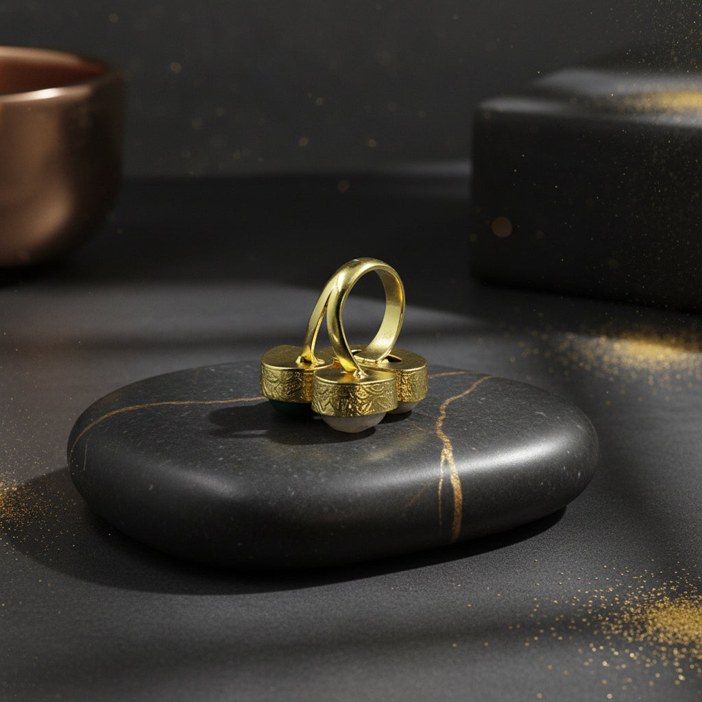 Anillo 3 piedras semipreciosas azul, verde, blanca - bañado en oro