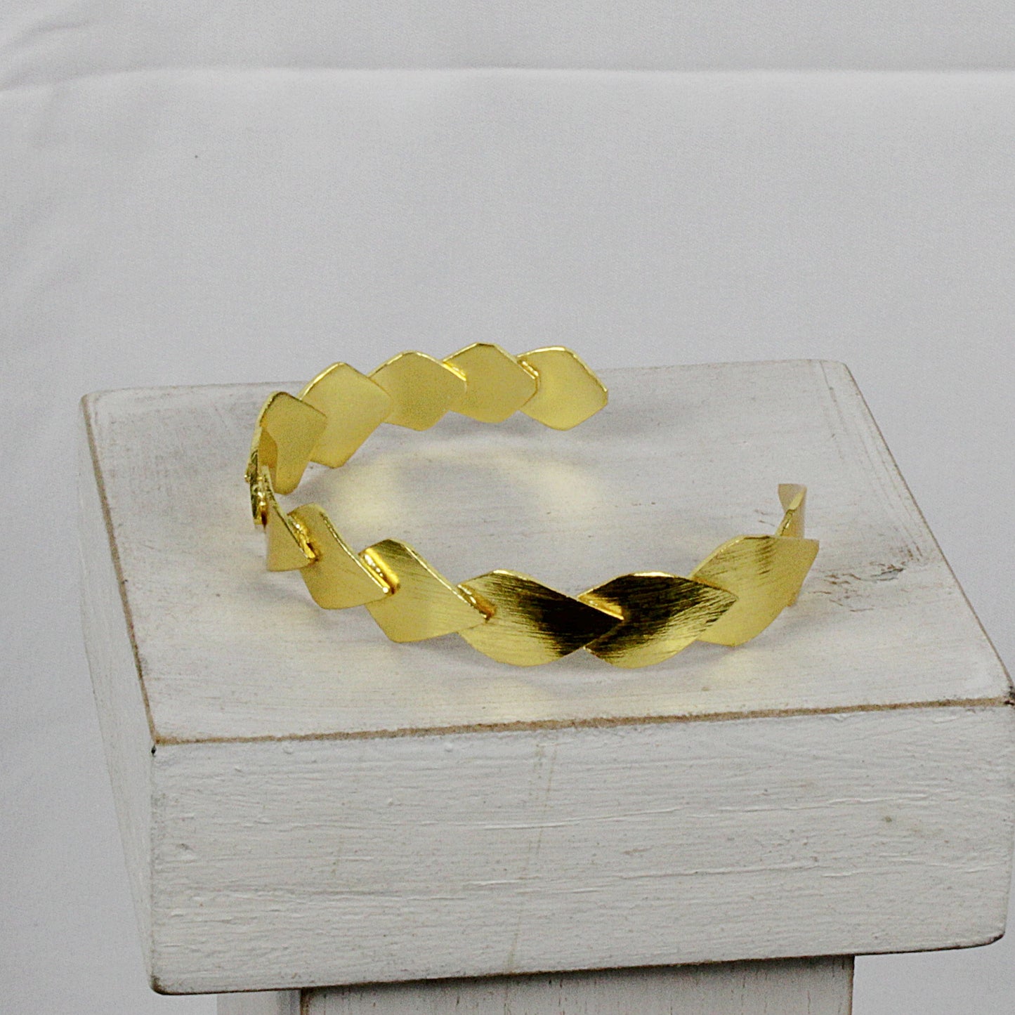 Brazalete SOLVAY bañado en oro - Diseño con carácter