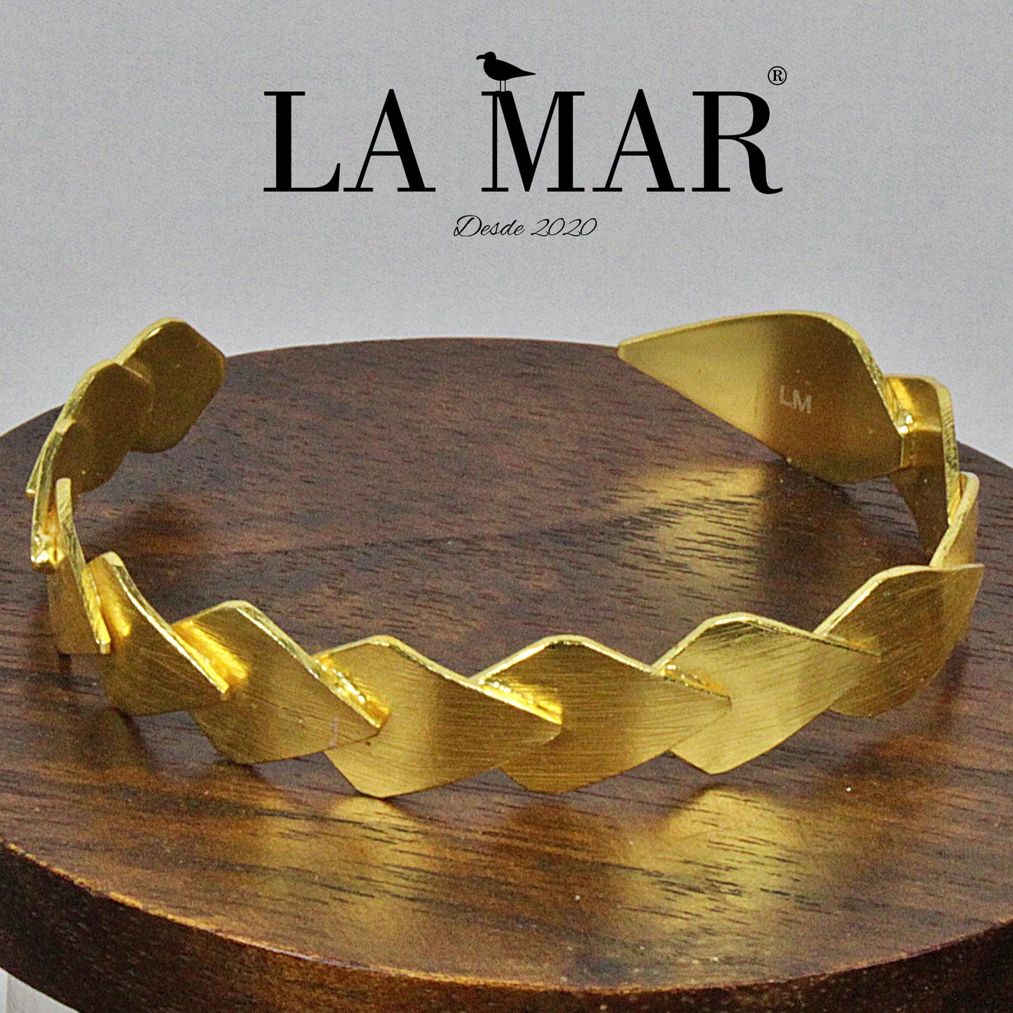 Brazalete SOLVAY bañado en oro - Diseño con carácter