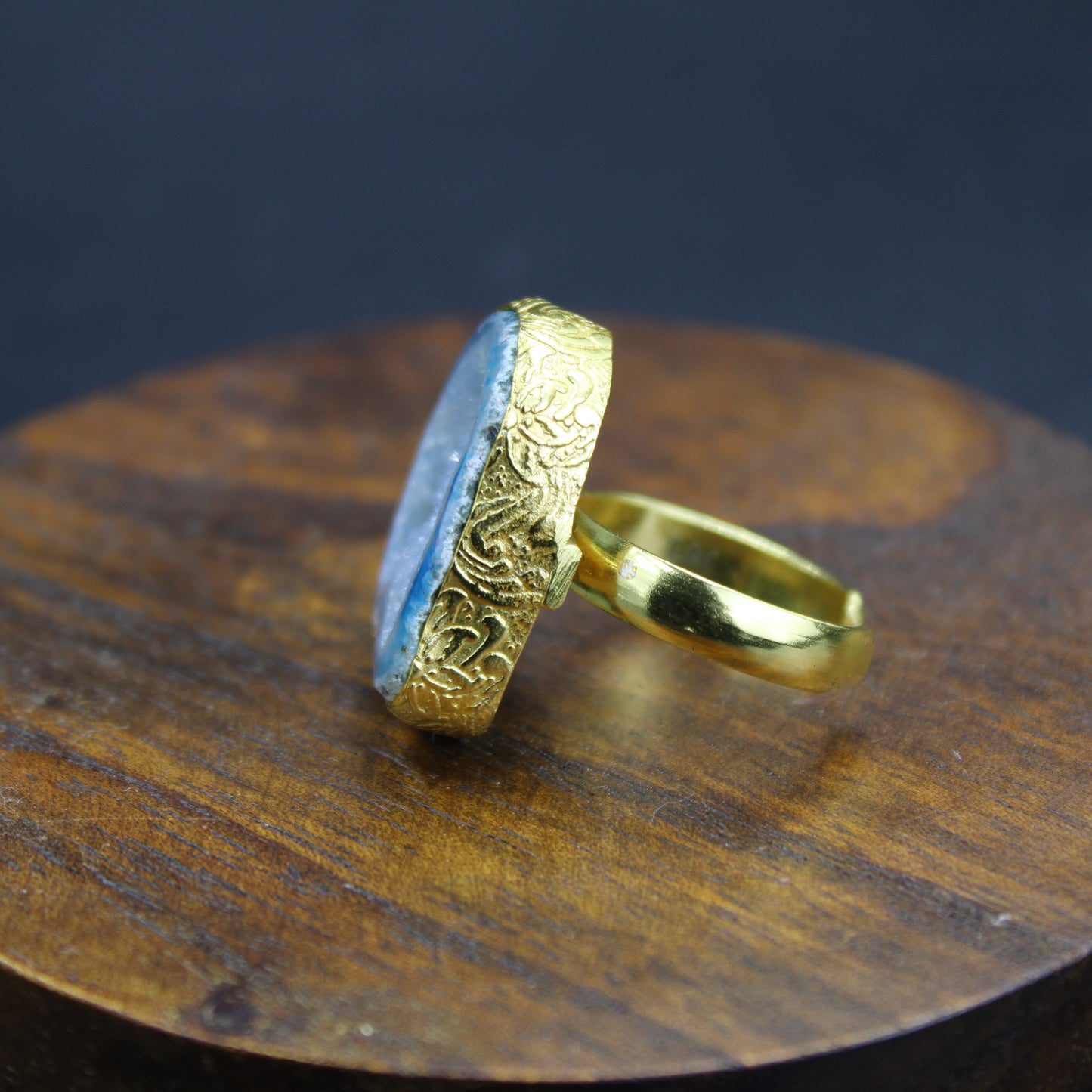 Anillo bañado en oro y piedra cuarzo ágata azul celeste - baño de oro