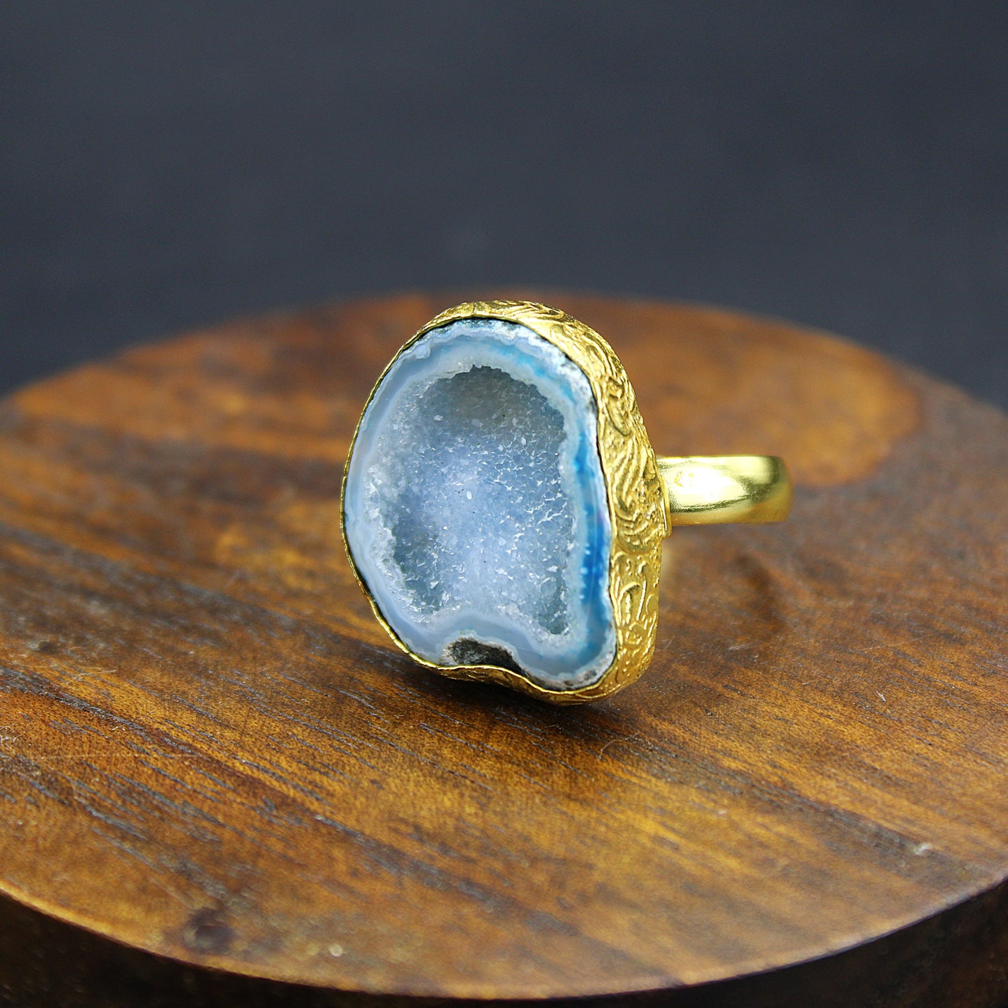Anillo bañado en oro y piedra cuarzo ágata azul celeste - baño de oro
