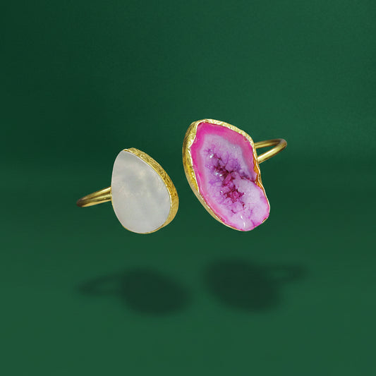 Brazalete 2 piedras cuarzo ágata rosa y nácar blanco bañado en oro