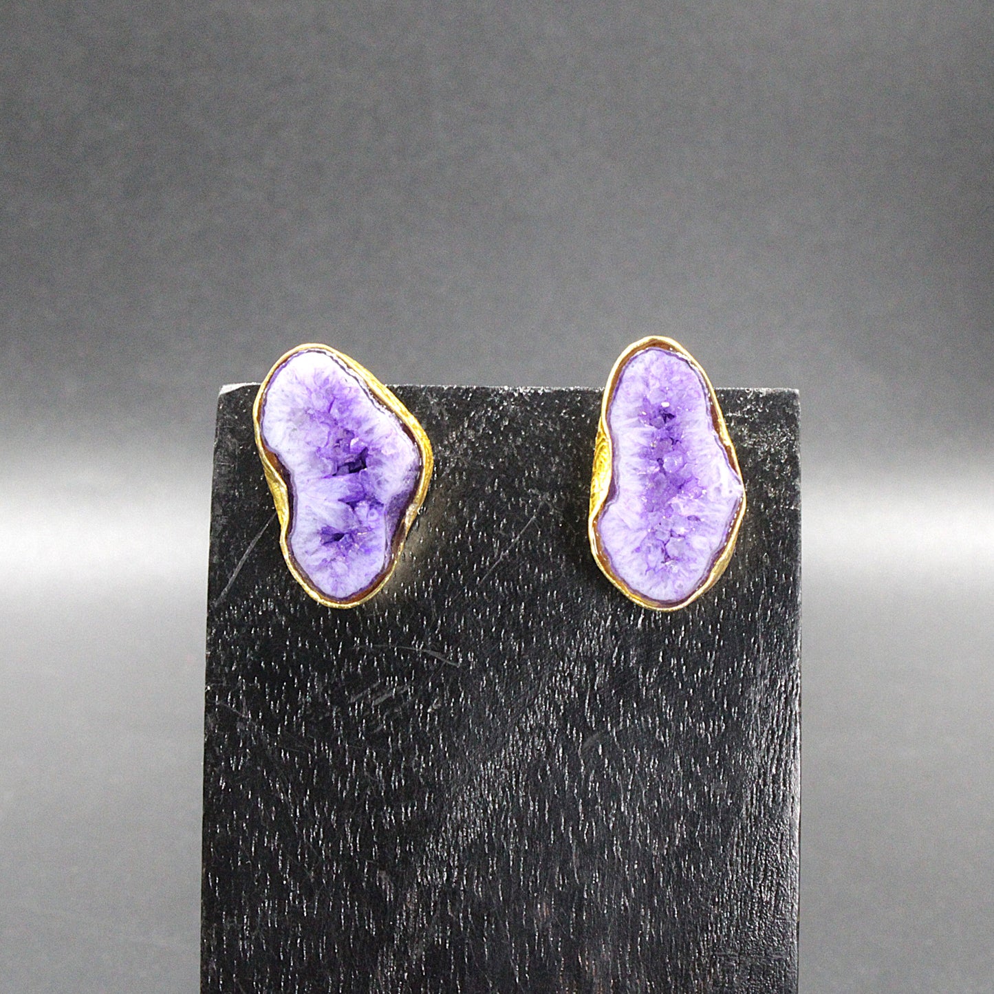 Pendientes de piedra semipreciosa cuarzo ágata púrpura bañados en oro