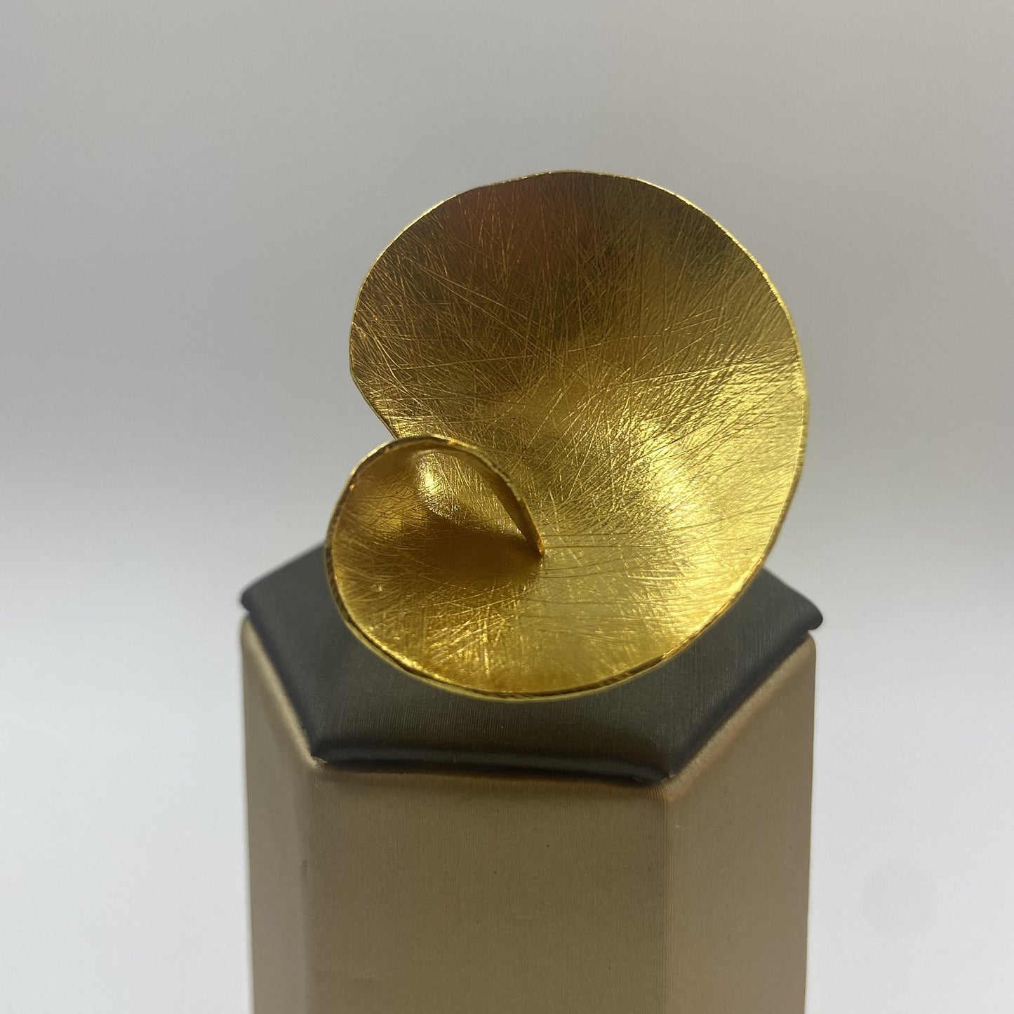 Anillo ELBA bañados en oro - Diseño con carácter
