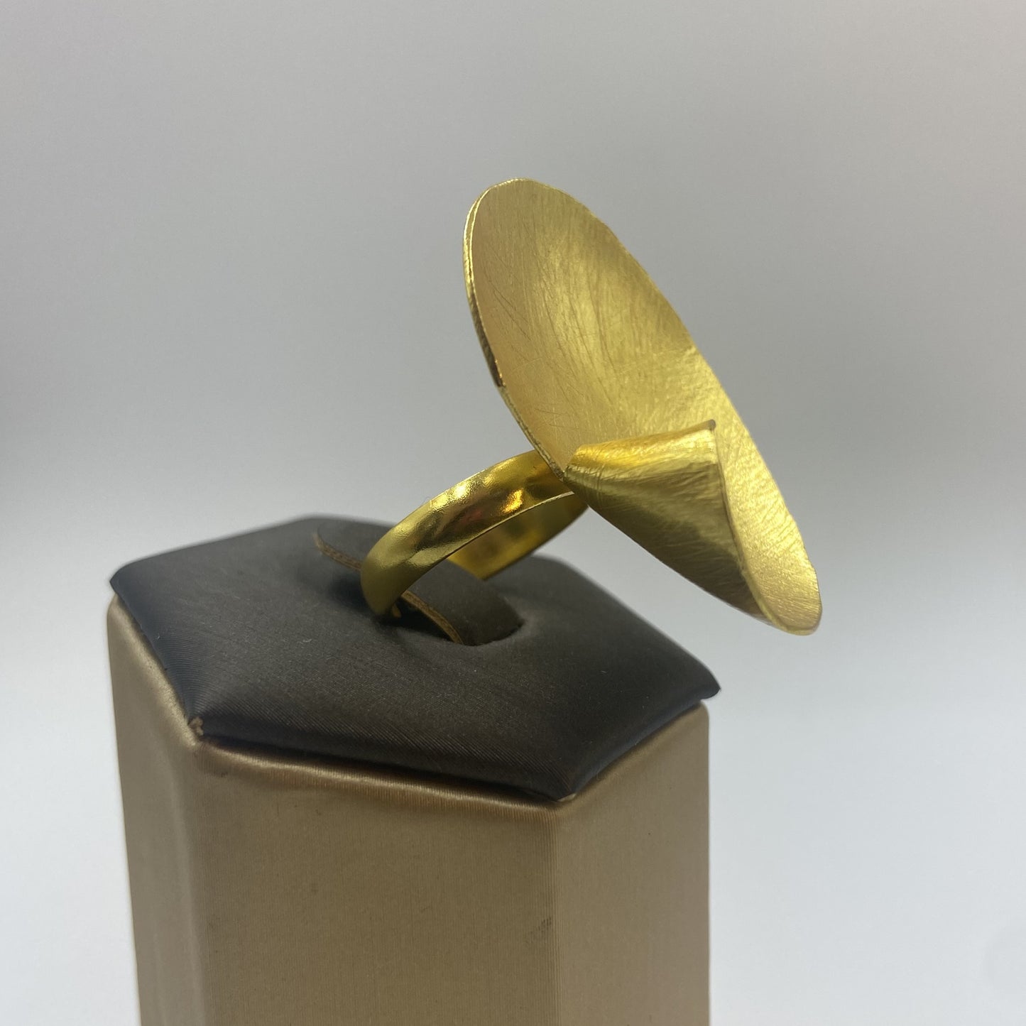 Anillo ELBA bañados en oro - Diseño con carácter