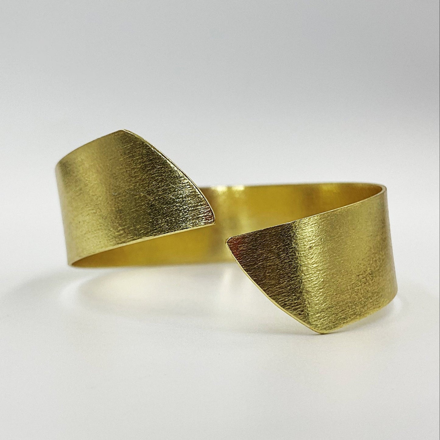 Brazalete CAPRI bañado en oro - Diseño con carácter