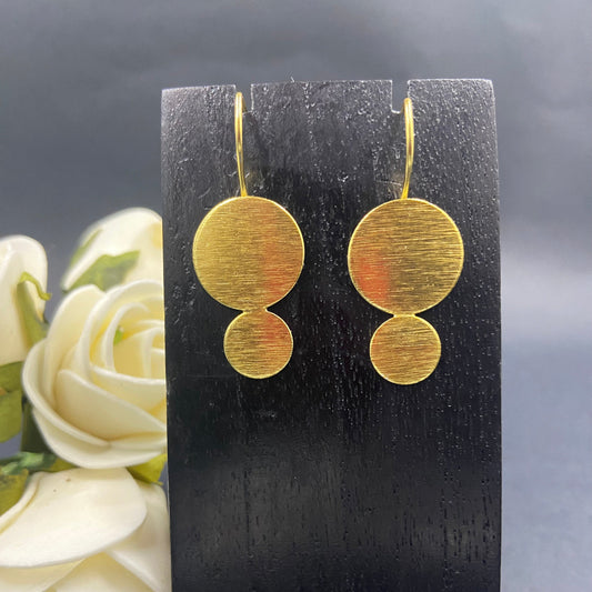 Button earring with 18kt gold plated chain