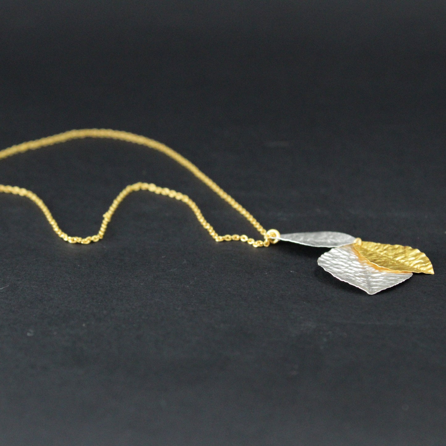 OHRRINGE MIT DREI BLÄTTERN IN GOLD UND SILBER ÜBERZOGEN
