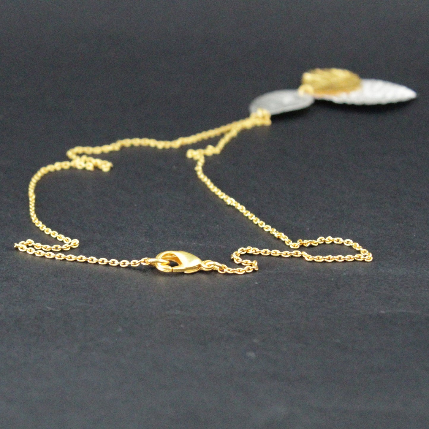 OHRRINGE MIT DREI BLÄTTERN IN GOLD UND SILBER ÜBERZOGEN