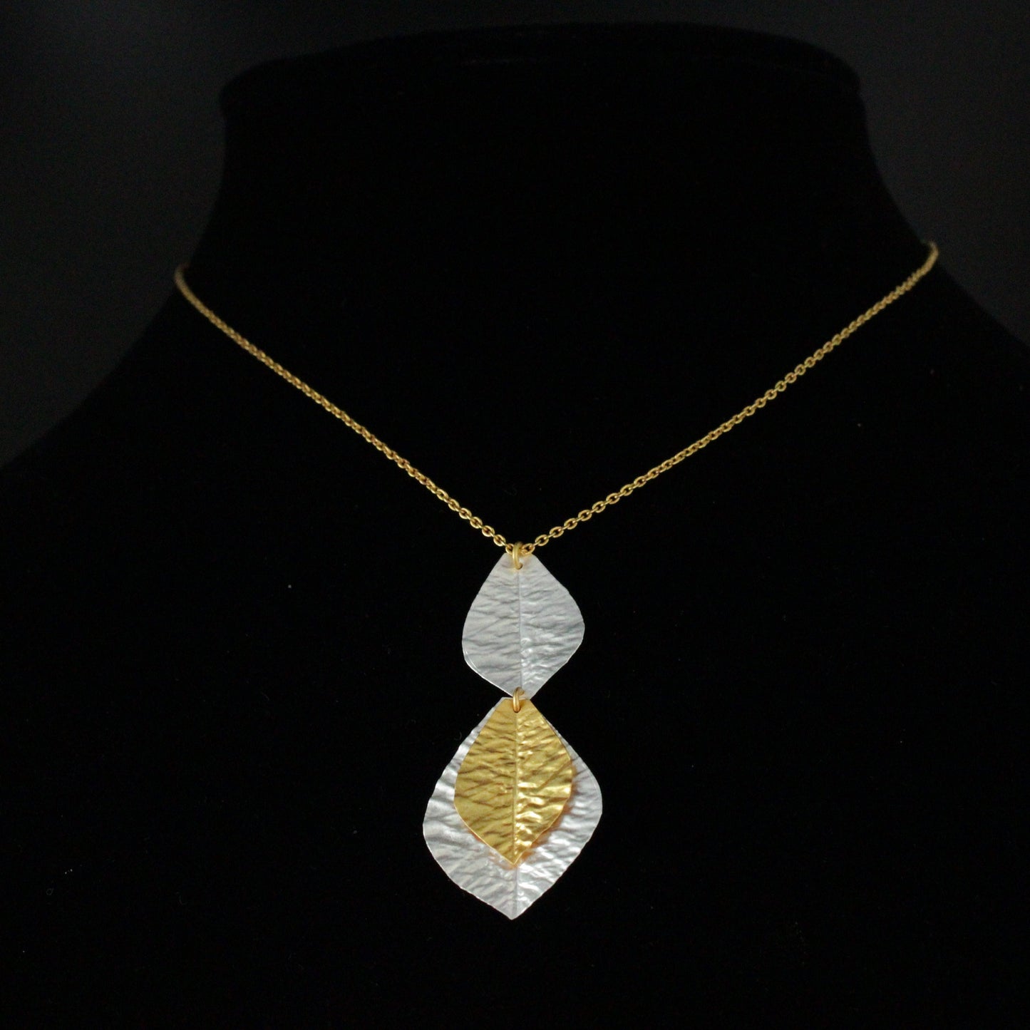 OHRRINGE MIT DREI BLÄTTERN IN GOLD UND SILBER ÜBERZOGEN