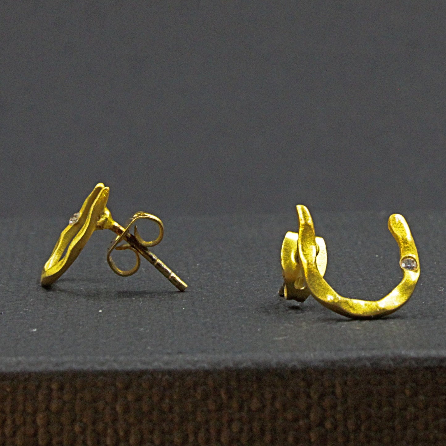 Button earring with 18kt gold plated chain