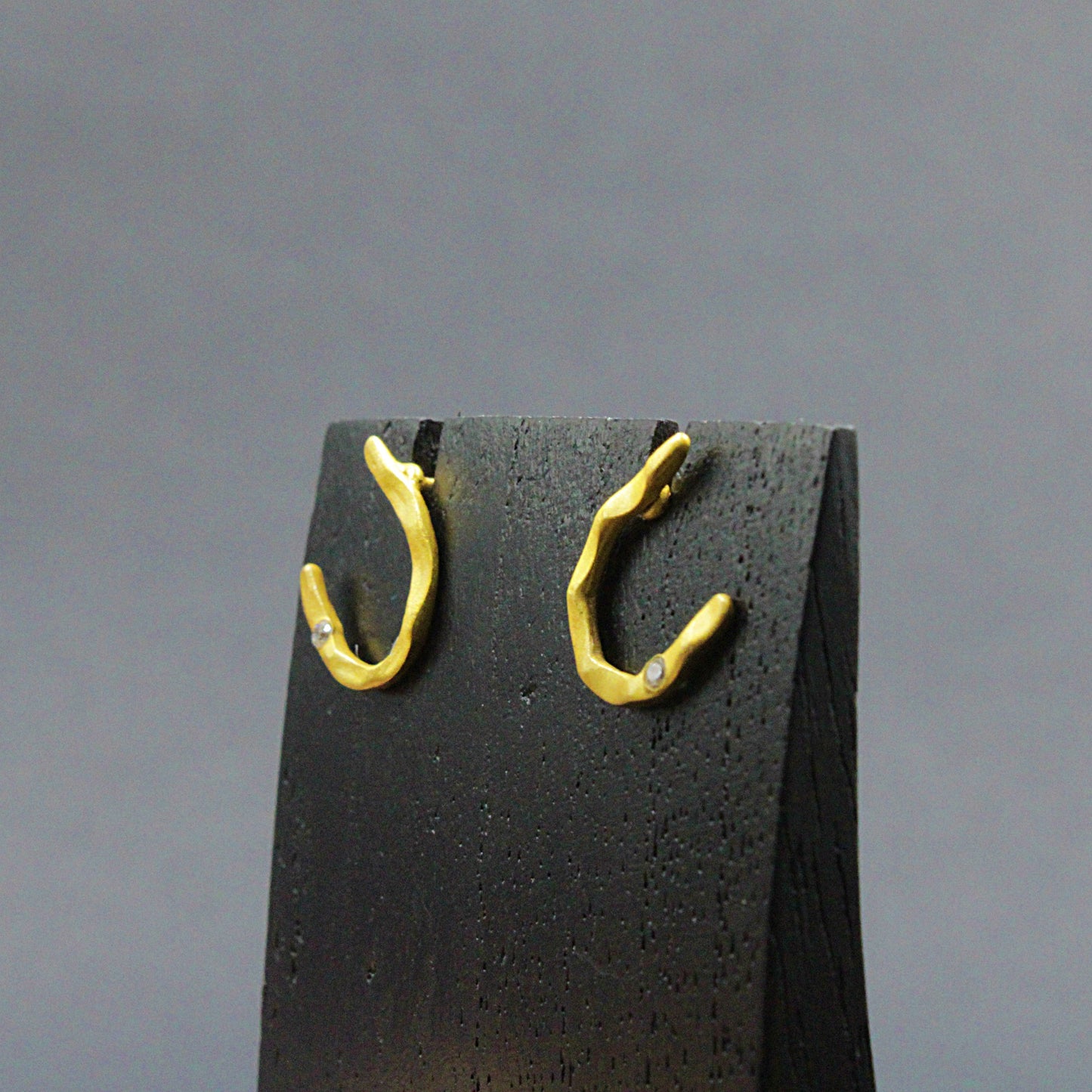 Button earring with 18kt gold plated chain