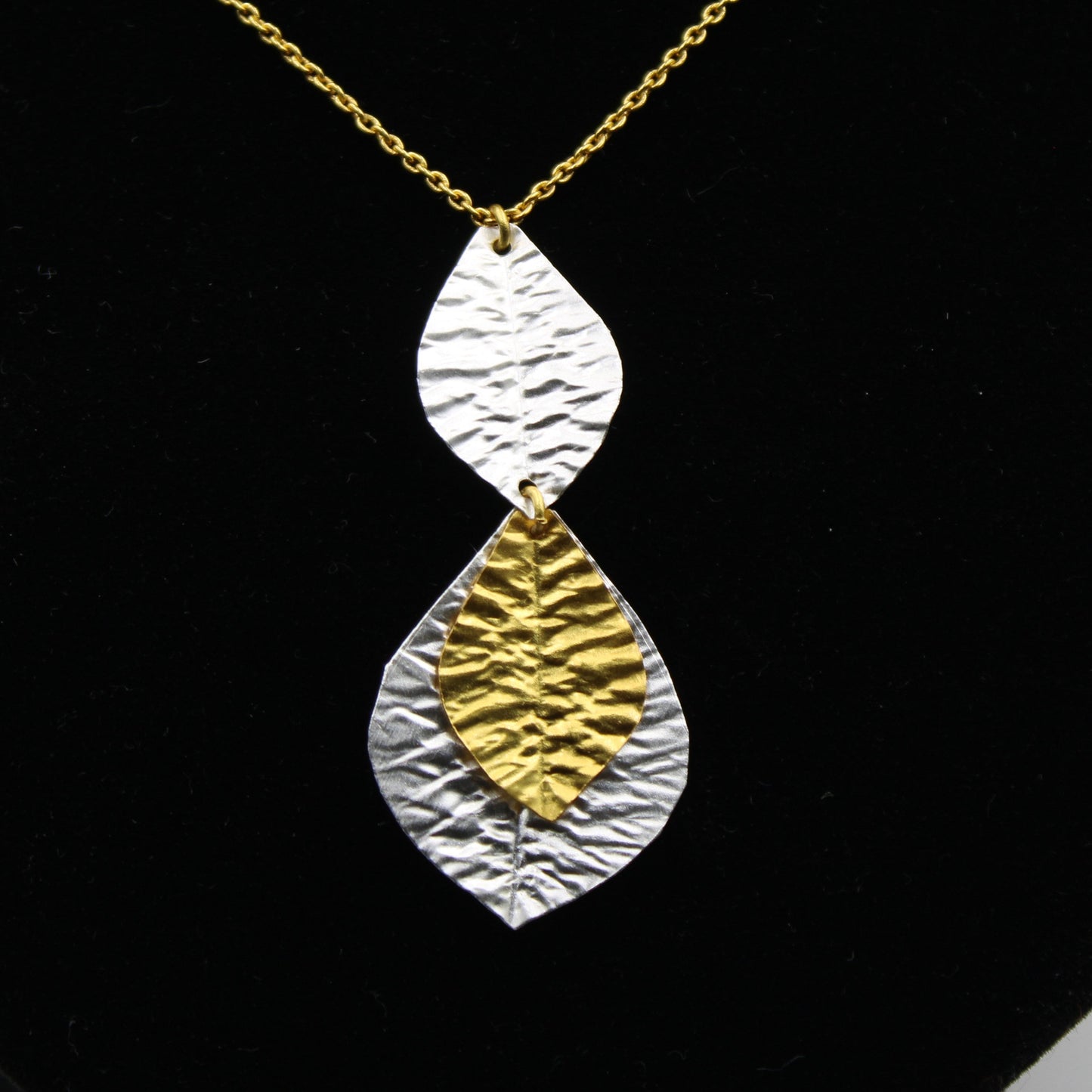 OHRRINGE MIT DREI BLÄTTERN IN GOLD UND SILBER ÜBERZOGEN