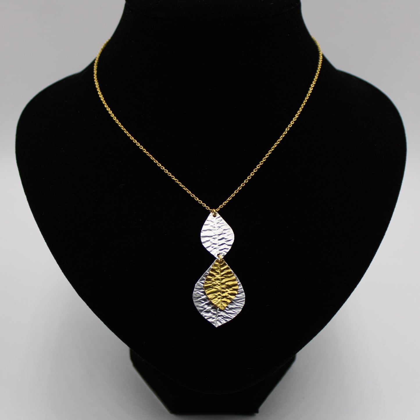 OHRRINGE MIT DREI BLÄTTERN IN GOLD UND SILBER ÜBERZOGEN