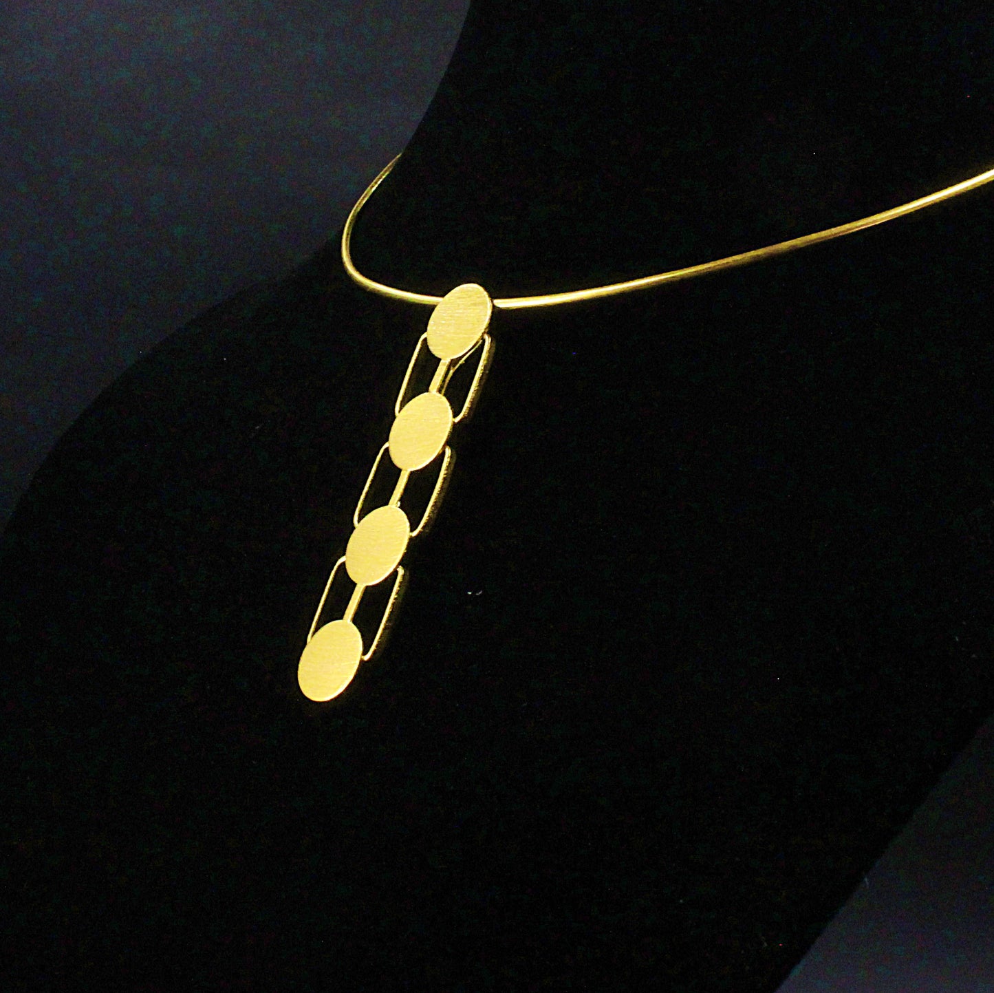 DECO choker with 18kt gold plated pendant