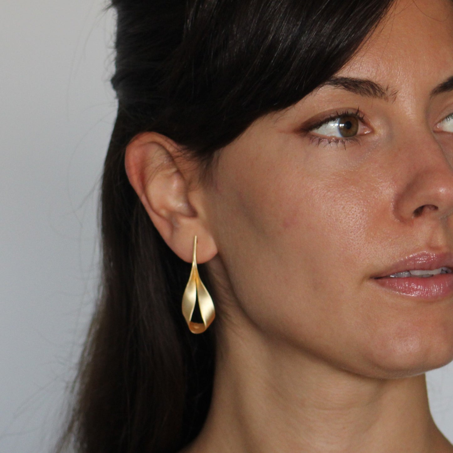 Pendientes LAZO bañados en oro - Diseño con carácter