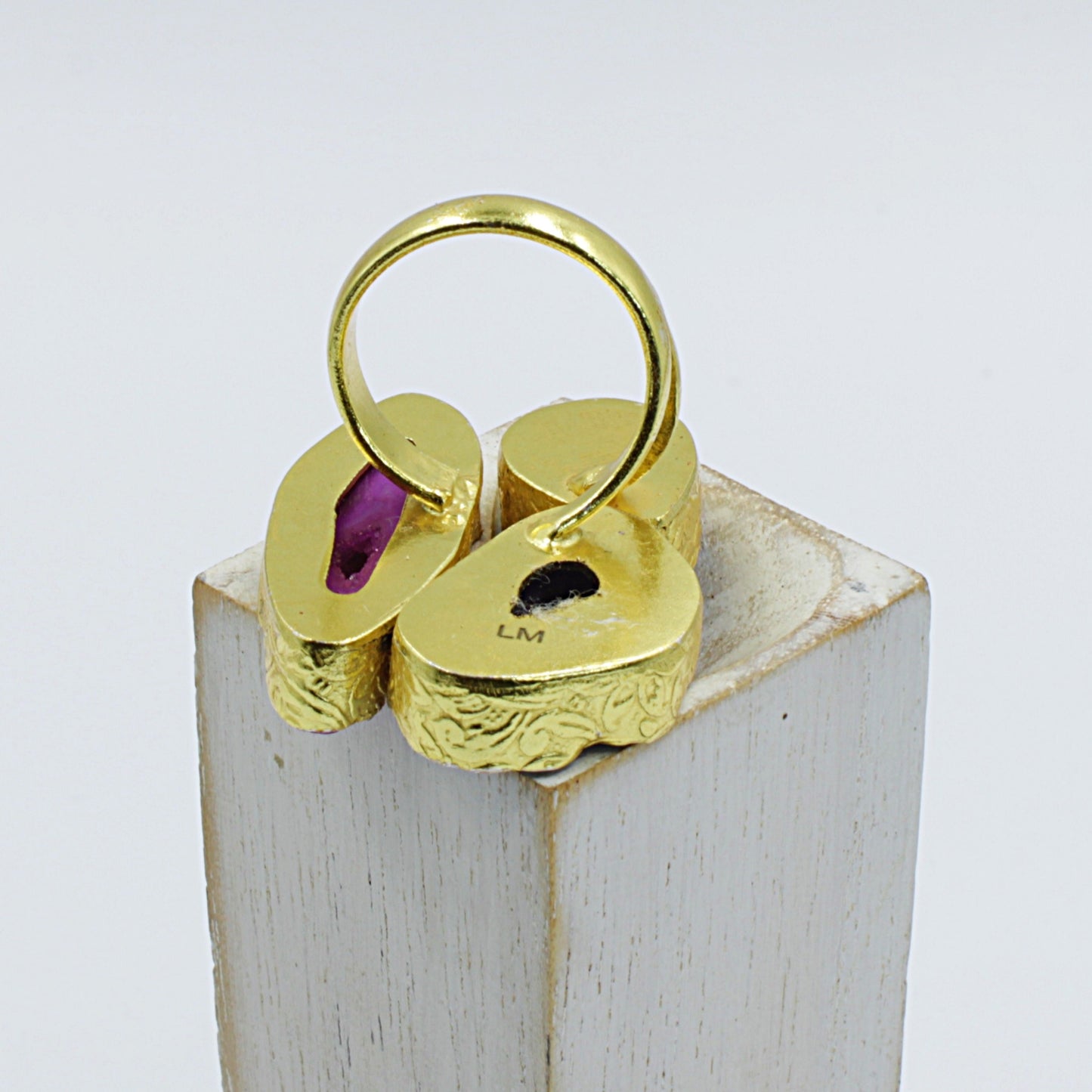 Anillo 3 piedras semipreciosas rosa, verde, blanca - bañado en oro