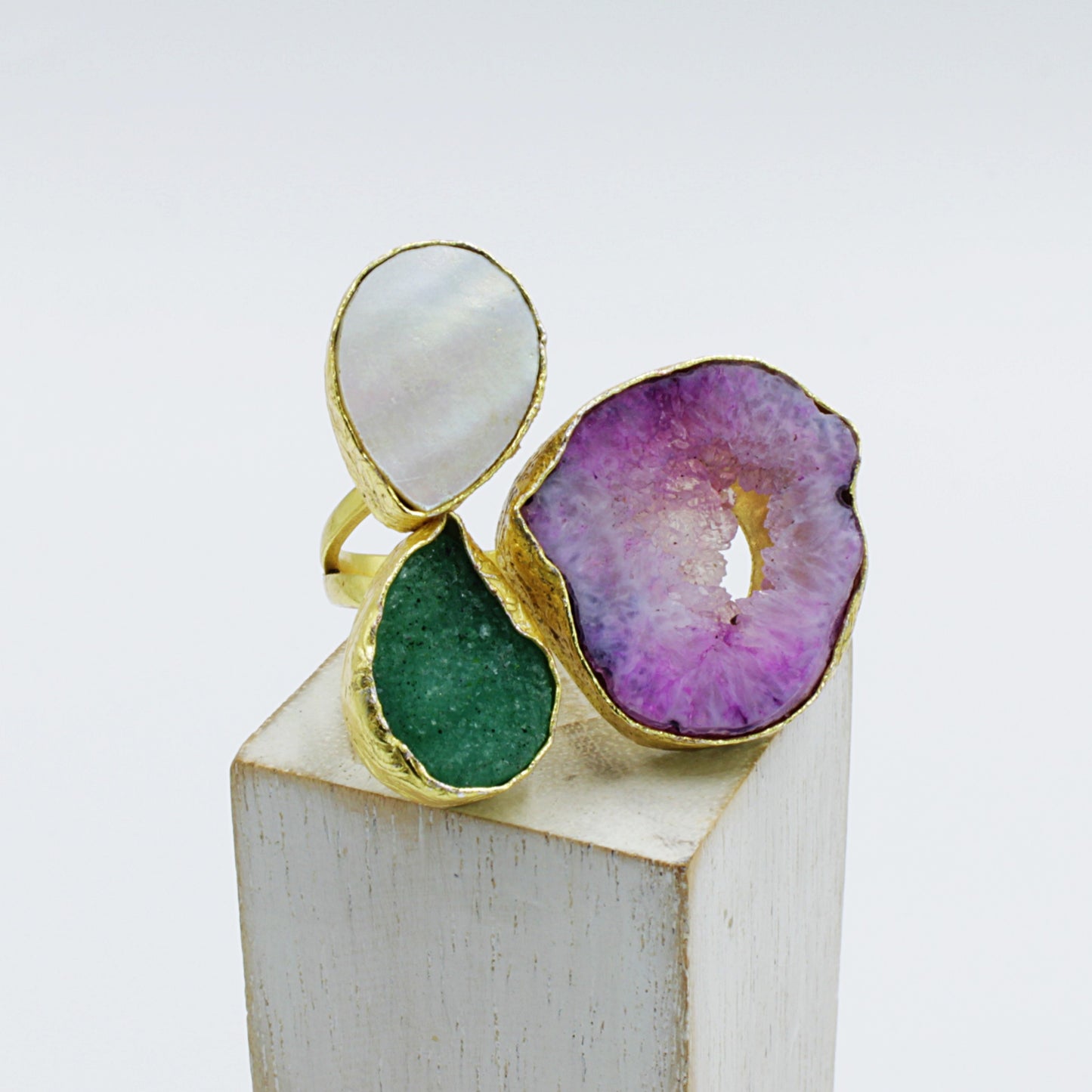 Anillo 3 piedras semipreciosas rosa, verde, blanca - bañado en oro