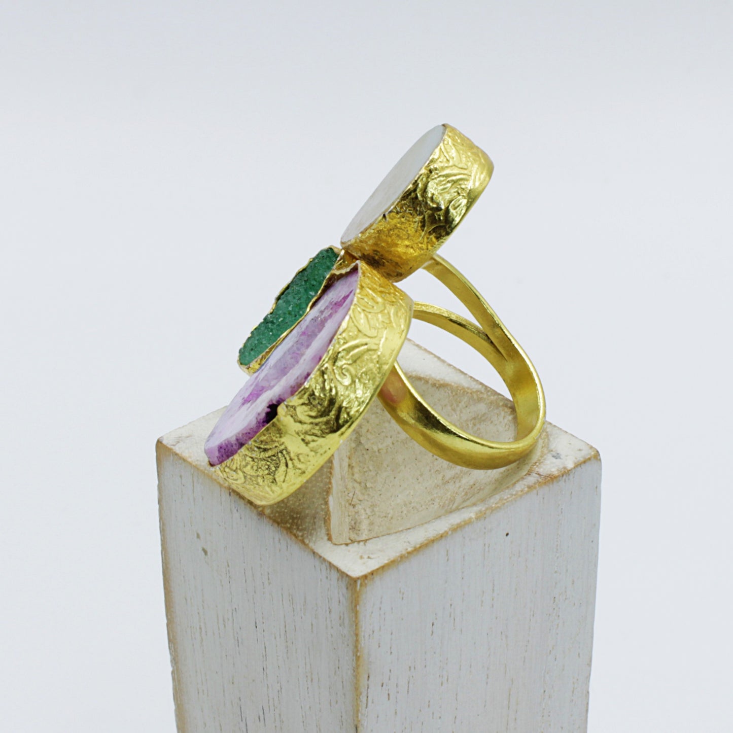 Anillo 3 piedras semipreciosas rosa, verde, blanca - bañado en oro